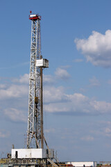 Obraz premium oil drilling rig on field mining and petrochemical industry