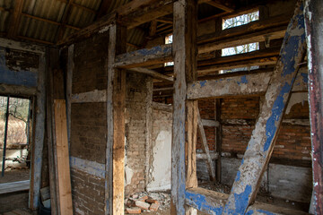 Im Inneren eines zerfallenes Bauernhaus Ruine Lost Place 