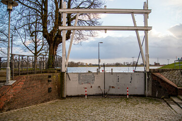 Geschlossenes Fluttor während der Sturmflut an der Elbe Sturmtief Ylenia 17.02.2022 in Hamburg am...