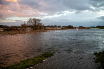 Sturmflut Hochwasser an der Elbe in Hamburg Sturmtief Ylenia am Abend