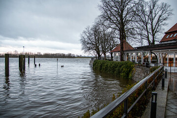 Sturmflut an der Elbe in Hamburg am Zollenspieker Sturmtief Zeynep