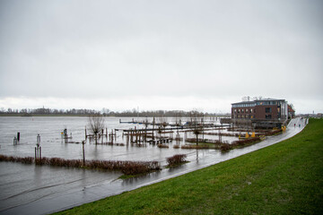 Fototapeta na wymiar Ein Parkplatz steht unter Wasser während der Sturmflut an der Elbe in Hamburg am Zollenspieker Hauptdeich Sturmtief Zeynep
