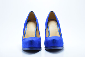 Zapatos azules de tacón alto para mujer. Calzado formal, para fiesta o trabajo sobre un fondo blanco. Vista Frontal.