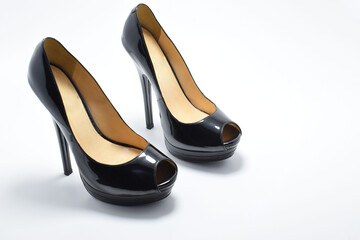 Zapatos negros de tacón alto para mujer. Calzado formal, para fiesta o trabajo sobre un fondo blanco. Espacio para texto al lado derecho, vista superior.
