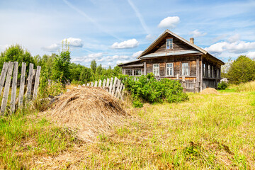 Old abandoned rural wooden house in russian village in summer - 488638000