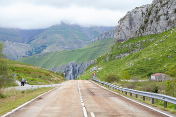 Carretera solitaria en Cantabria (Espa&ntilde;a)