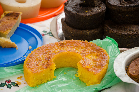 comidas típicas de festa junina - bolo de milho, pé de moleque, bolo de batata, grude 