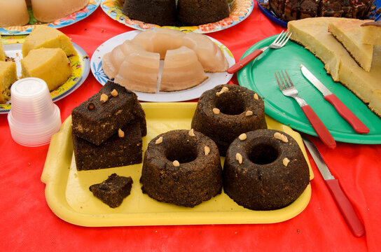 comidas típicas dos festejos juninos - pé de moleque, bolo de milho, grude e bolo de batata