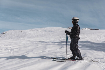 Fototapeta na wymiar Skier looking at the slopes.