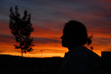 figura humana femenina al atardecer