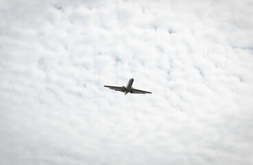 Fototapeta na wymiar Avión volando entre nubes, cielo
