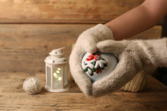 White mittens with a ball heart