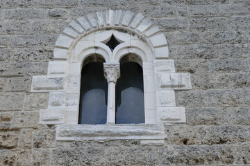 Finestra laterale esterna di una fortificazione medioevale del Sud Europa