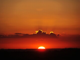 Por do sol horizonte laranja