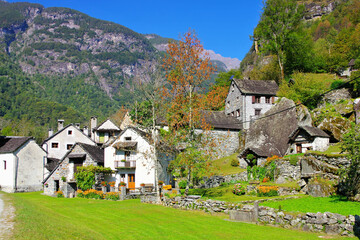 der Weiler Ritorto im Bavonatal, Tessin in der Schweiz - the small hamlet of Ritorto in the Bavona Valley, Ticino