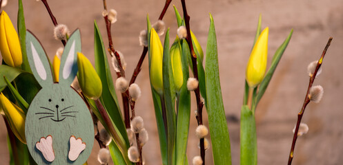 Dekoration für Ostern mit Osterhase und Tulpen in gelb