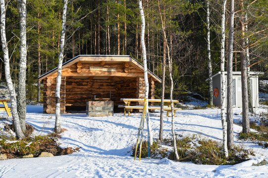 Lean-to in the forest by the lake. "Tr&auml;skets laavu" = Lean-to of the lake