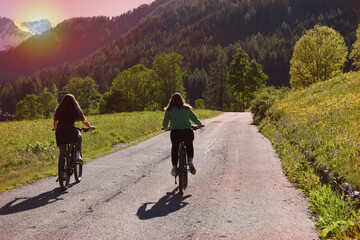 ragazzi bicicletta 