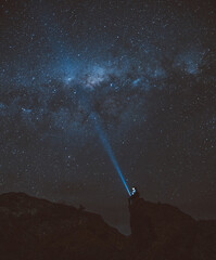 persona contemplando las estrellas © Emablom