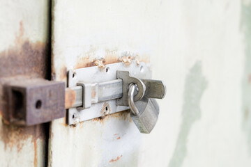 Schloss an einem Riegel an einer Tür