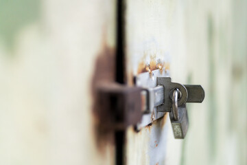 Schloss an einem Riegel an einer Tür