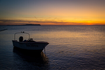 Fototapeta na wymiar Sonnenuntergang an der Ostsee mit Blick auf Hiddensee