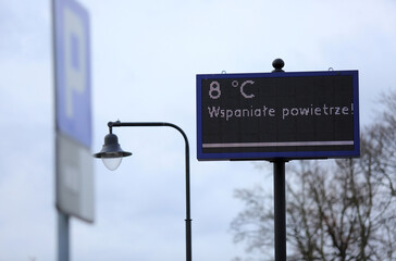 Tablica elektroniczna czystego powietrza i temperatury. © Stanisław Błachowicz