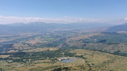 survol du massif des Pyrénées et des forets dans les Pyrénées-Orientales, sud de la France, parc naturel des Bouillouses