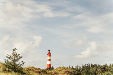 Landschaft Dünen und rot weißer Leuchtturm