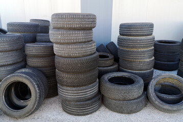 Obraz premium Used car tires pile