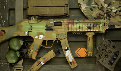 mp5 automatic rifle next to ammunition box and other military accessories - obrazy, fototapety, plakaty