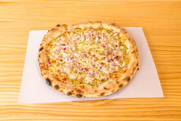 Marinated chicken pizza consists of submerging it in an aromatic liquid such as oil, vinegar, lemon juice or other ingredients, such as spices