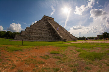 La zona arqueológica de Chichén Itzá es mejor conocida por la monumental pirámide de Kukulkán.