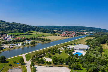 Fototapeta na wymiar Luftbild des Rhein-Main-Donau-Kanal bei Berching im Naturpark Altmühltal, Bayern, Deutschland im Sommer mit viel Sonne und wolkenlosem Himmel