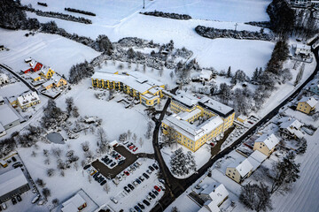 Luftaufnahme einer neurologischen Klinik im Naturpark Altmühltal bei Berching, Bayern, Deutschland