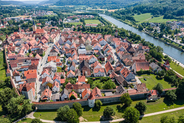 Luftbild der historischen Innenstadt von Berching im Naturpark Altmühltal, Bayern, Deutschland mit vollständiger Stadtmauer und Europakanal