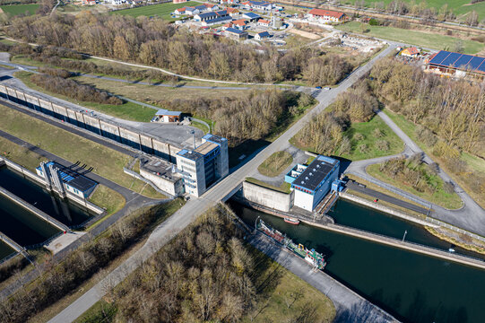 Luftbild der Schleuse Berching am Rhein-Main-Donau-Kanal im Naturpark Altmühltal im Sommer