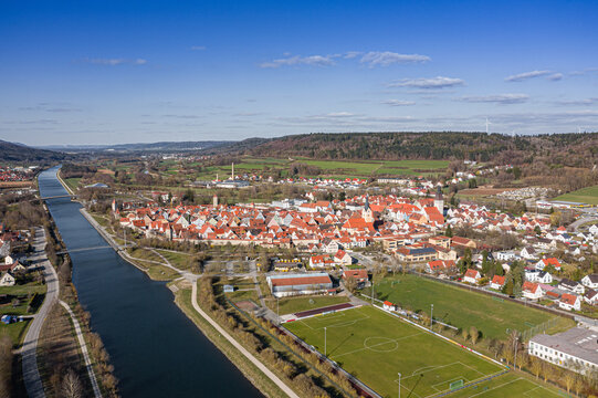Luftaufnahme von Berching am Rhein-Main-Donau-Kanal im Naturpark Altmühltal, Bayern, Deutschland im Sommer