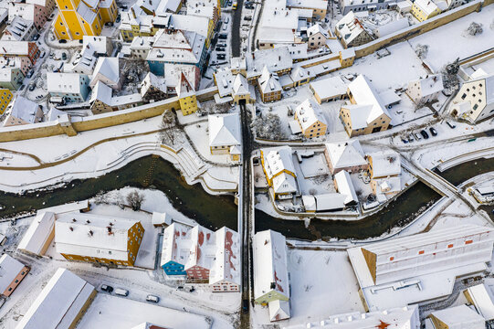 Luftaufnahme von Berching im Naturpark Altm&uuml;hltal, Bayern, Deutschland, mit Sulzpark, Stadtmauer und Stadttor im Winter