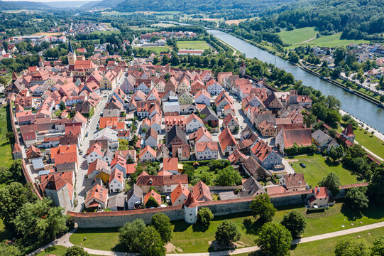 Luftbild der historischen Innenstadt von Berching im Naturpark Altm&uuml;hltal, Bayern, Deutschland mit vollst&auml;ndiger Stadtmauer und Europakanal