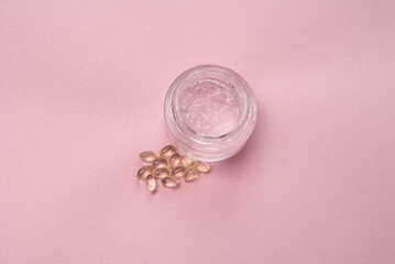 Obraz na płótnie Canvas Gel with hyaluronic acid in a glass jar and capsules