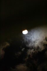 Luna entre nubes borregueadas