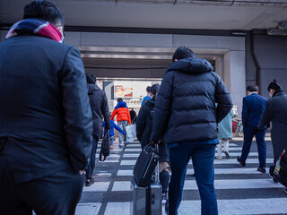 people crossing the crossroad in akihabara