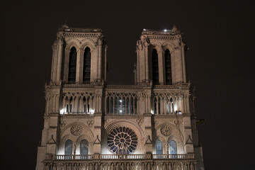 Fototapeta na wymiar Catedral de Notre Dame em Paris, França. Temporariamente fechada para reformas após incêncio.