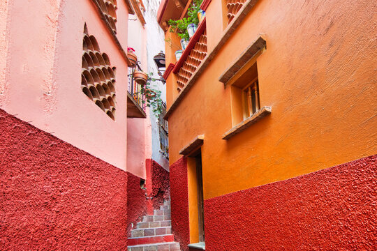 Guanajuato, famous Alley of the Kiss (Callejon del Beso).