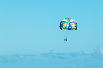 Parasailling sous un ciel bleu sur l'ile de Saint-Martin