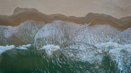 Obraz na płótnie Canvas Overhead shore break