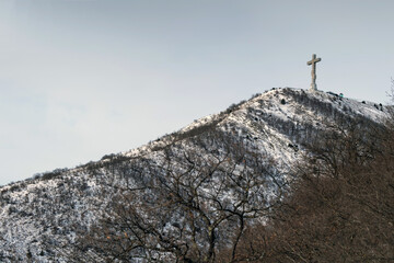 cross in the top of the mountain
