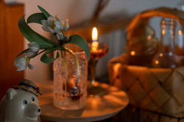 北欧インテリアと小さなチューリップとキャンドル