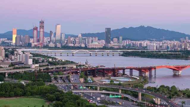 Time lapse of traffic line at seoul city, South korea.
서울 한강, 일몰, 타임랩스, 성산대교, 여의도